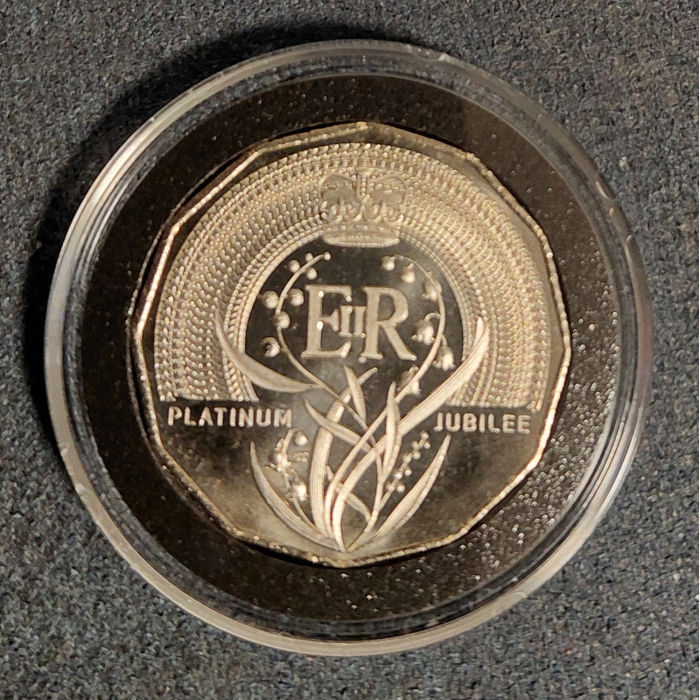  Commemerative - Queen Elizabeth 2 platinum  jubilee  3 coin set